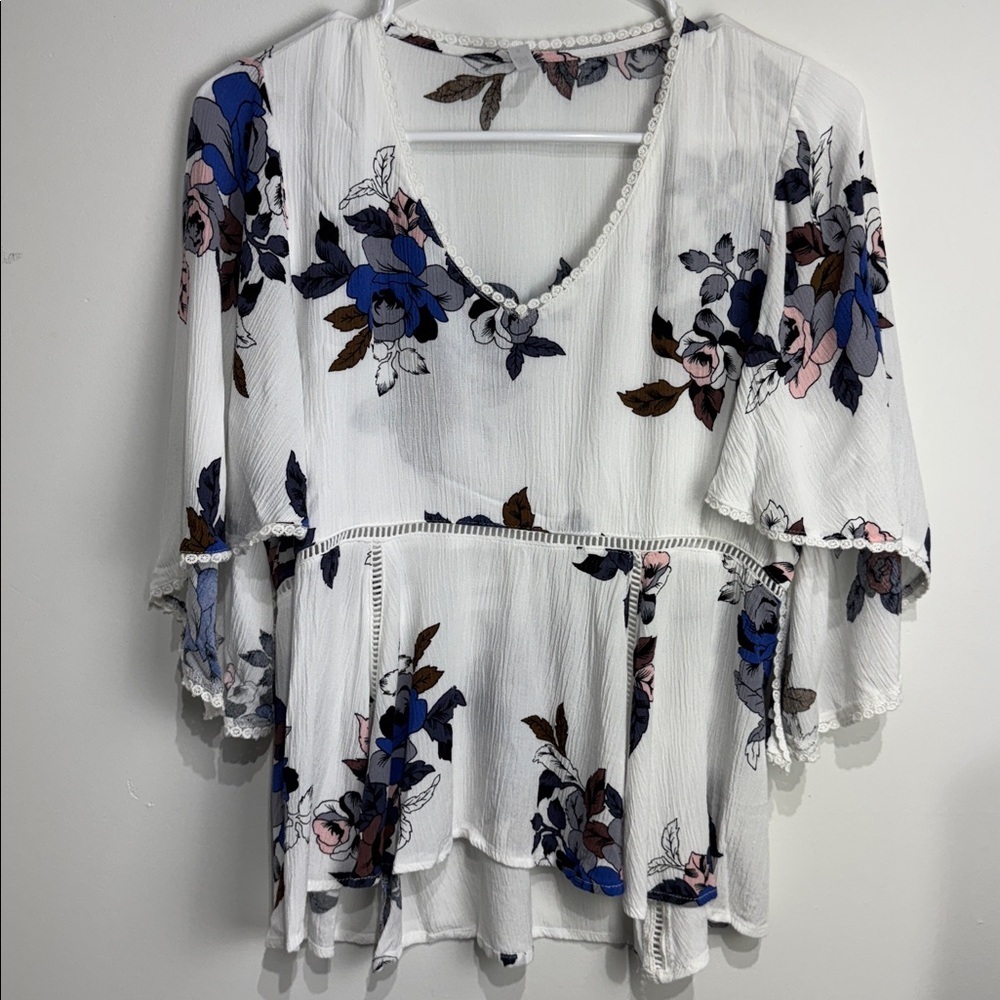 Lapis White Floral Short Sleeve Blouse. Size Small.